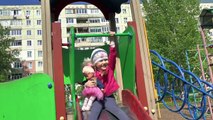 Vlog @ Девочка 4 года играет с куклой во дворе @ girl 4 years old playing with a doll in the yard