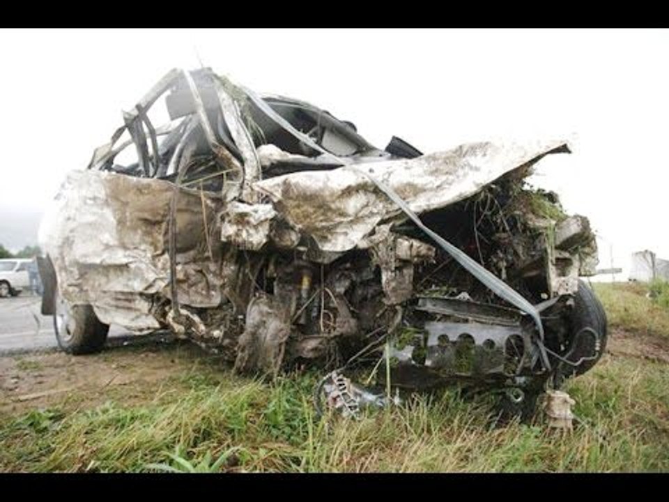 Super conducteur de voiture idiots à un passage à niveau de chemin de fer ✦ Driver Idiots Compilation