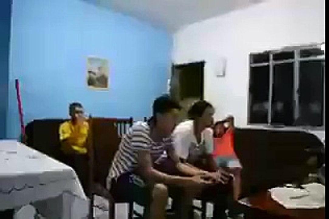 Meninos assutados com o demonio em casa