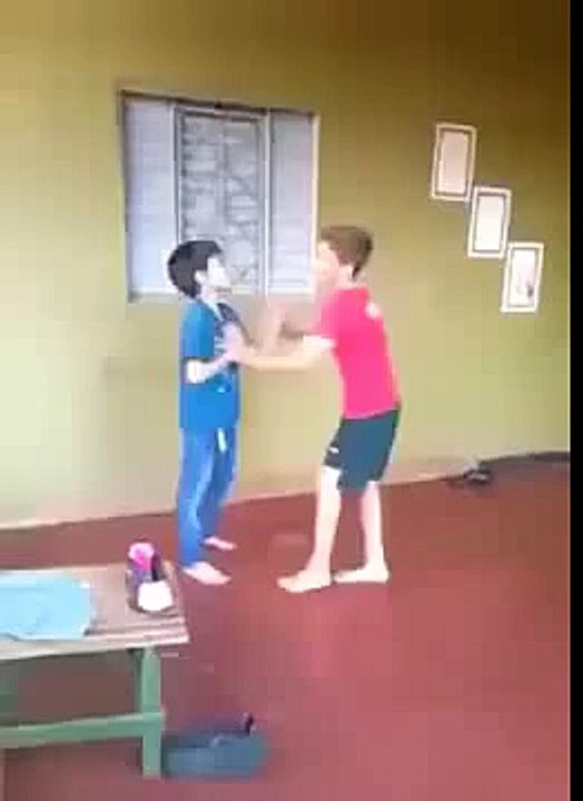 Menino Dando Voadora na cara do irmao