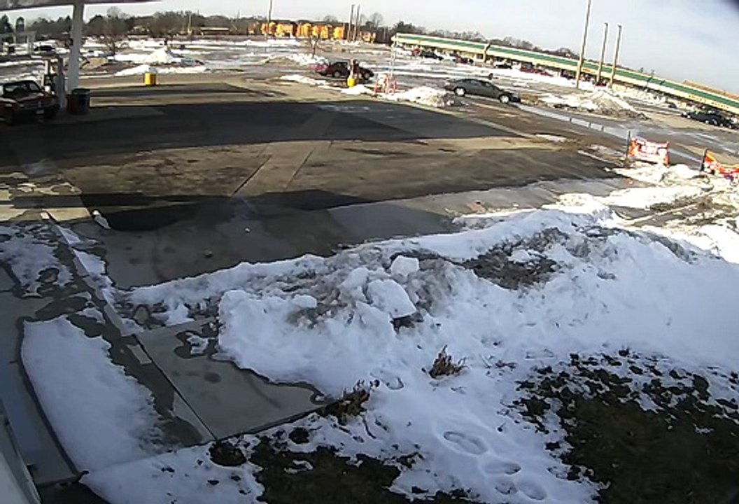 Un réservoir surgit hors du sol à une station-service