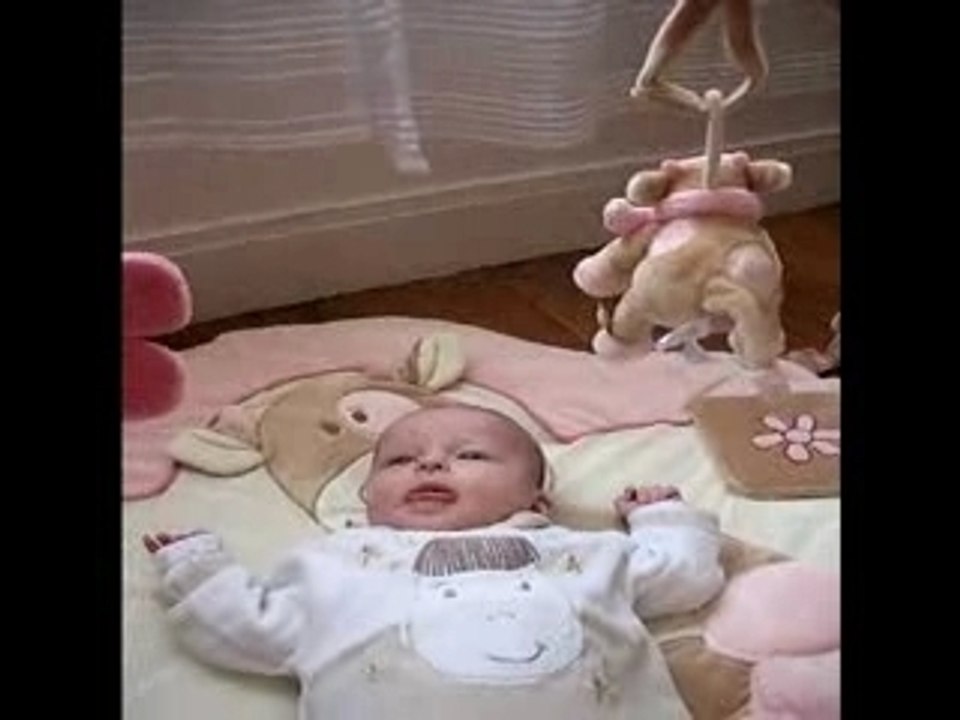 Je découvre mon tapis d'éveil...