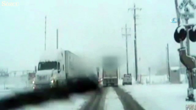 Tren tırı ikiye böldü