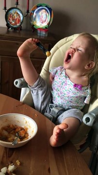 Incredible moment a toddler born with no arms learns to feed herself using just her FEET Read more: dailyma