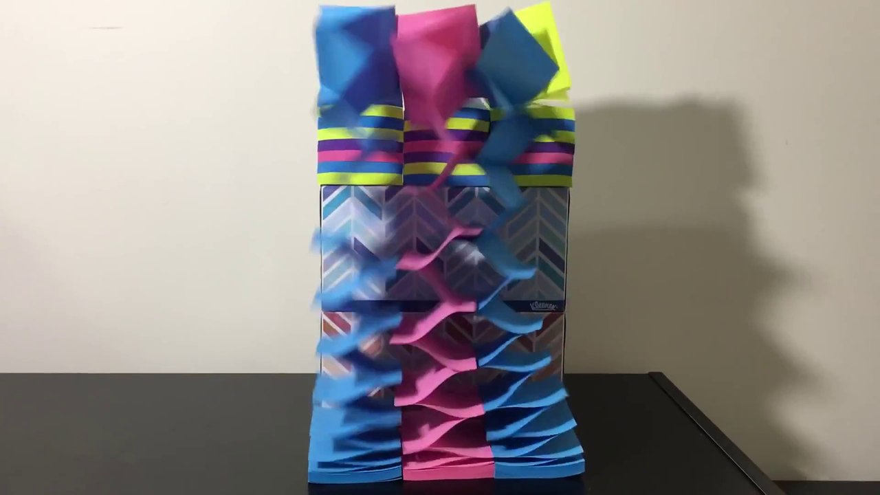 Laissez-vous hypnotiser par ces feuilles de papier qui tombent