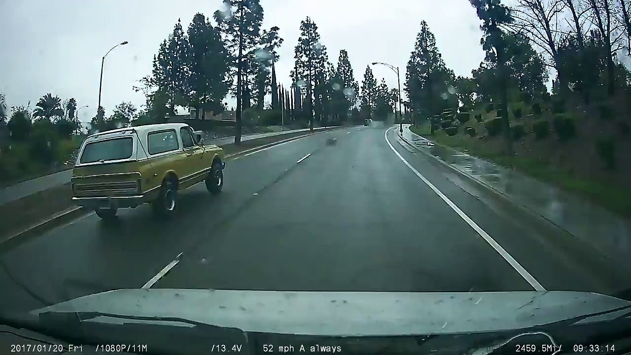 Elle aurait pas du griller le feu rouge elle... Bim gros crash