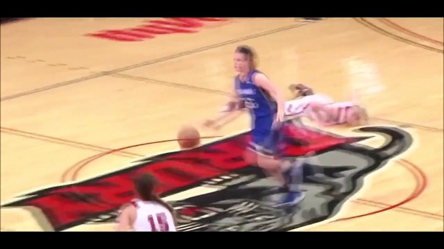 Elle perd sa chaussure en plein match de basket et n'arrive plus à tenir debout