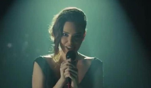 Aslı Enver yeni dizisi İstanbullu Gelin'de şarkı söyledi