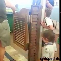 MEME DO MENINO QUE BATE A CABEÇA (Musica)
