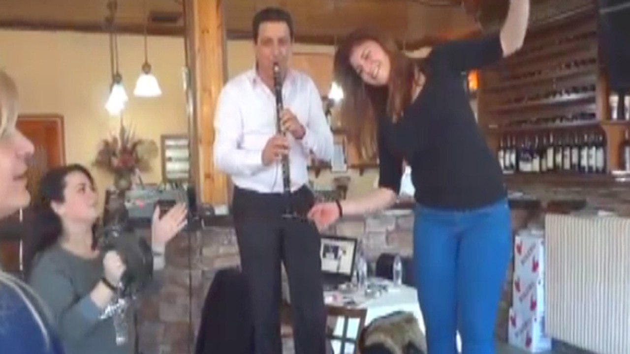KLARNETÇİ COŞKUYU GÜZEL VERMİŞ KADIN SANDALYENİN ÜZERİNDE DÖKTÜRÜYOR !!!