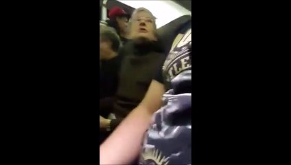 Une femme refuse de s’asseoir à côté d’un partisan de Trump