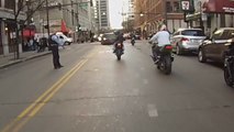 Un policier jette son café chaud au visage de ce motard