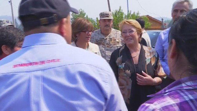 Bachelet visita zona afectada por incendios forestales en Chile