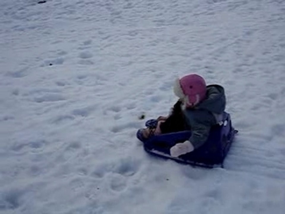 Louisette fait de la luge