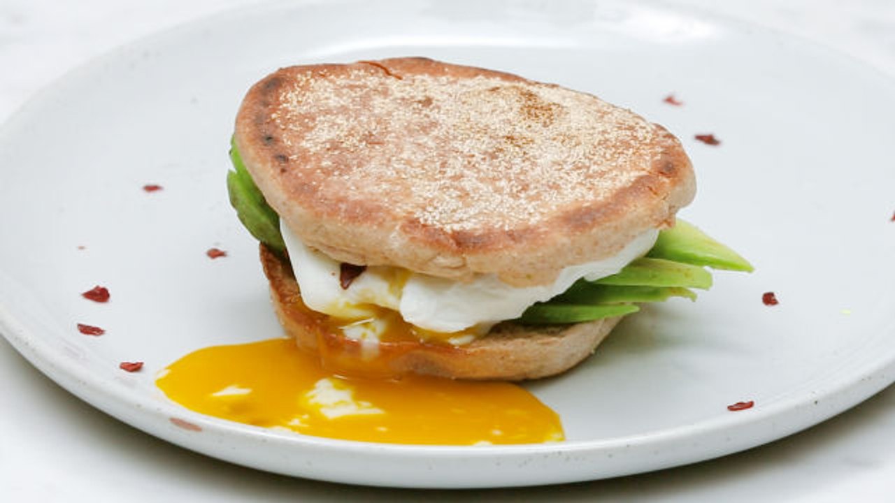 300 Calorie Healthy Egg and Avocado Sandwich