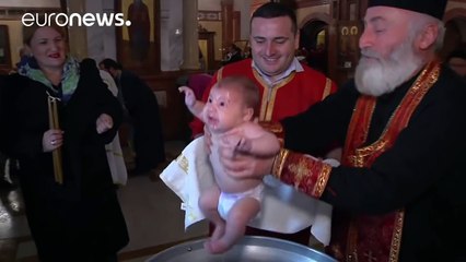 Ce baptême fait polémique ! Découvrez pourquoi cette vidéo a provoqué la colère du monde entier !