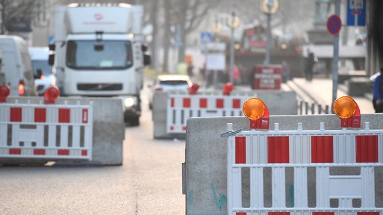 Brauchtum: Karneval wird mit Fahrzeugsperren gegen Terror abgesichert