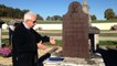 Jean Lapouze, memebre de l'association la pierre angulaire présente la tombe de l'homme debout