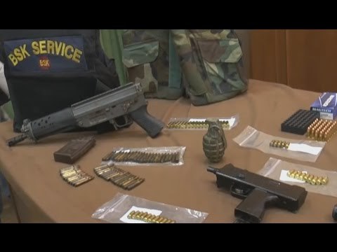 Trentola Ducenta (CE) - Arsenale con kalashnikov e pistole nascosto nel frigorifero (29.10.16)