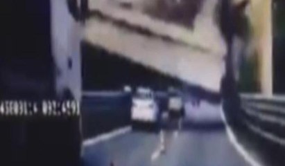 Köprünün, araçların üzerine çökme anı kamerada
