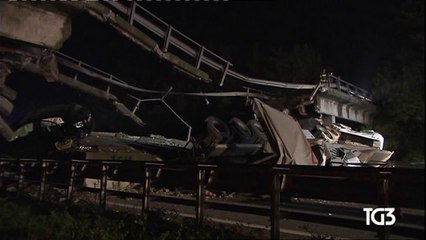 VIDEO: Stark befahrene Brücke in Italien stürzt ein