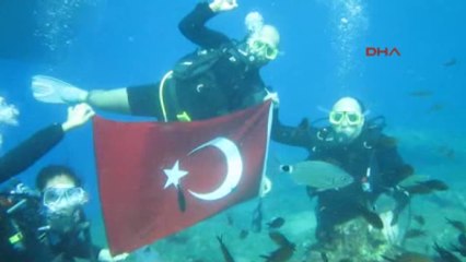 Antalya - Kaymakam Sualtında Türk Bayrağı Açıp 29 Ekim'i Kutladı