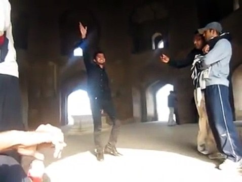 ایسی خوبصورت آواز آپ بار بار سنیں گے۔ضرور دیکھیے(360p)