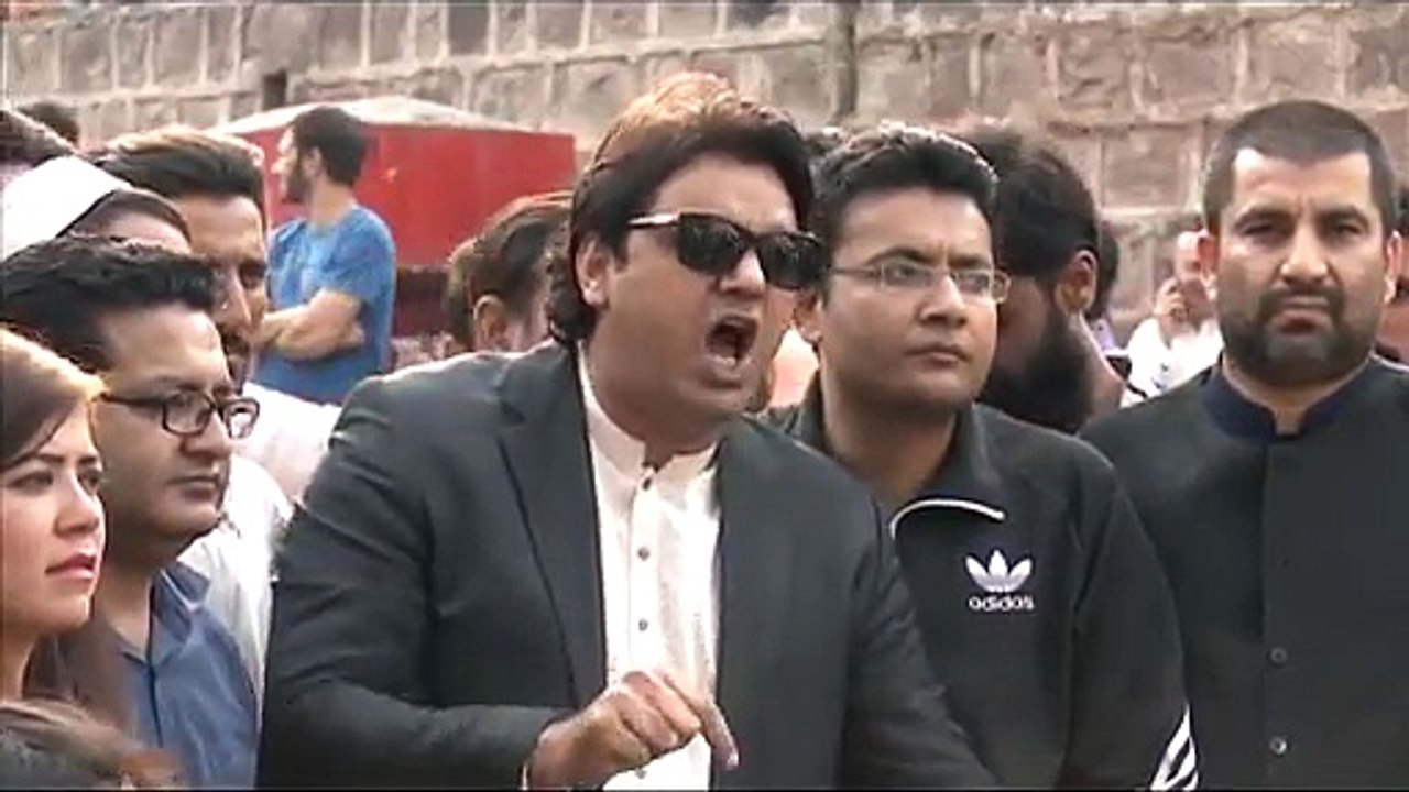 Usman Dar badly criticizes Khwaja Asif while speaking to Samaa TV at Bani Gala.