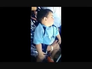 معصوم بچہ نیند میں تالیاں کیسےبجاتا ہے ہاہاہاہا(360p)
