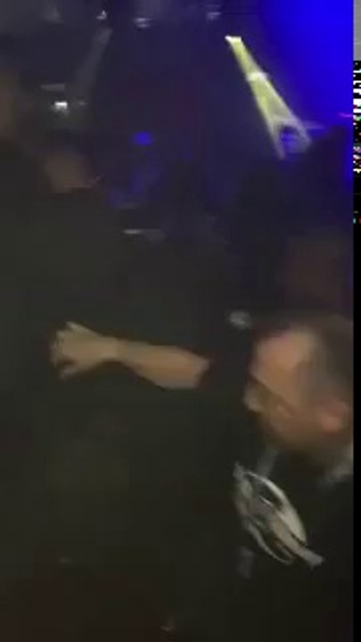 Booba met des gros coups de coude lors d'une embrouille en boite en Suisse