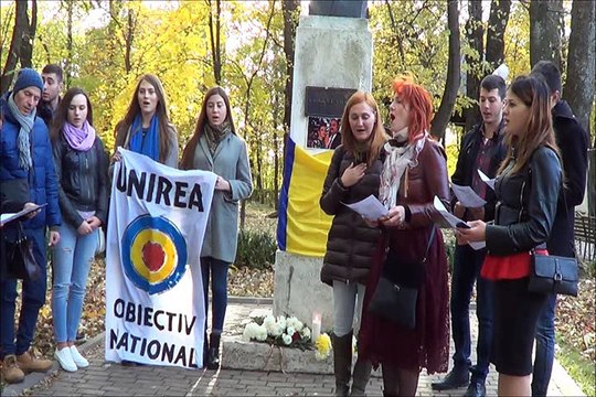 Copiii Basarabiei Române au venit la Iași la Bustul lui Grigore Vieru sa-i comemora pe Doina și Ion Aldea Teodorovici