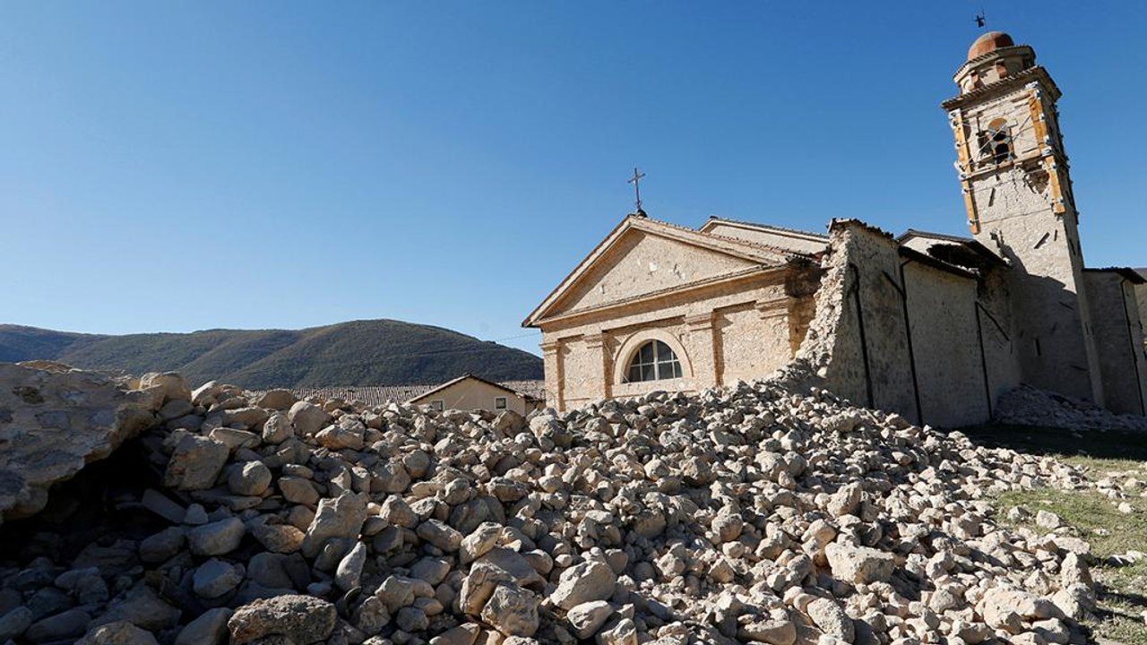 Terremoto nel centro Italia: migliaia di sfollati, una ventina di feriti e interi paesi finiti in polvere