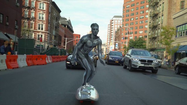 Le surfeur d'argent dans les rues de New York !! Déguisement Halloween 2016