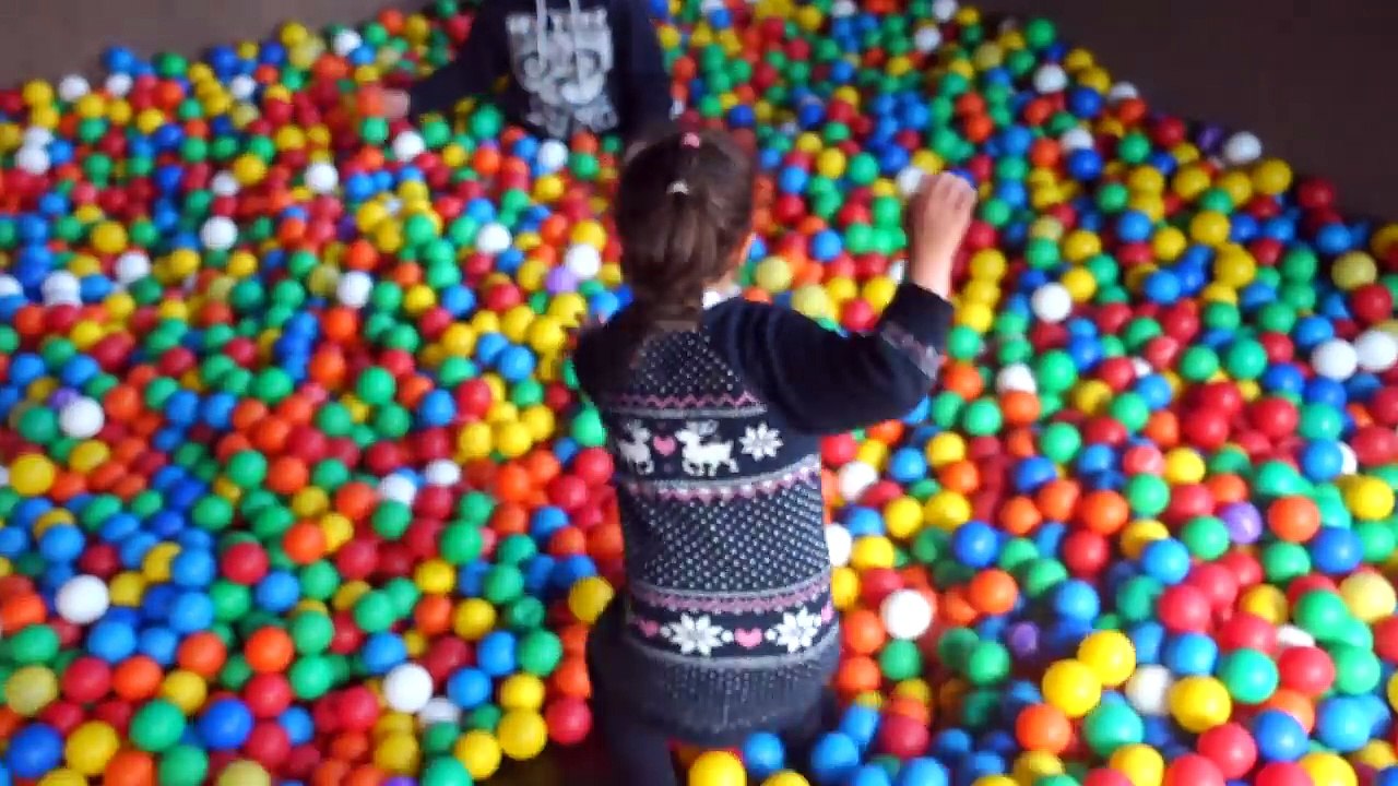 Outside Play Ground Fun in Gulliver 's World Theme Park Huge Slide and Ball Pit-rSveC3l_QYE