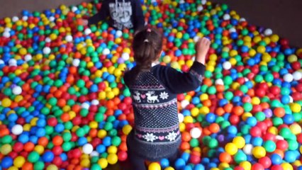 Outside Play Ground Fun in Gulliver 's World Theme Park Huge Slide and Ball Pit-rSveC3l_QYE