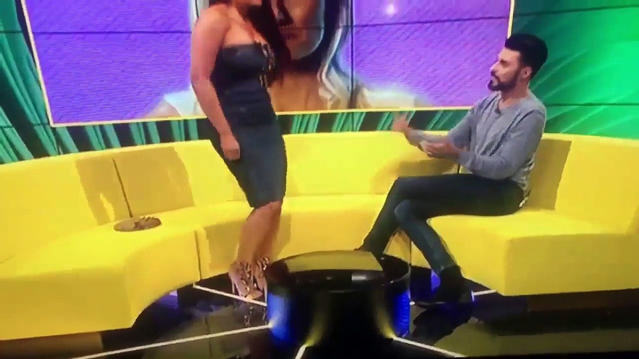 Sa robe craque et se déchire en deux alors qu’elle faisait une danse à la télévision !