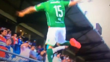 Jogador chuta torcedor na arquibancada no Campeonato Chileno