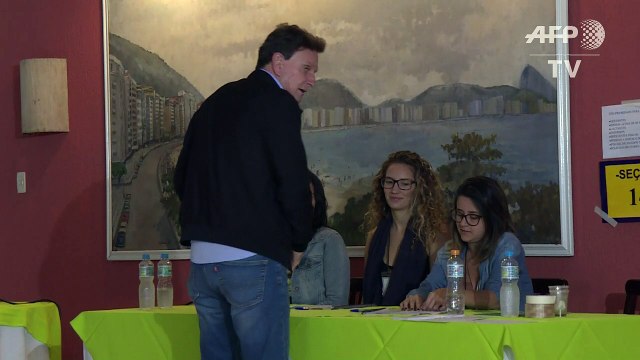 Marcelo Crivella vence no Rio