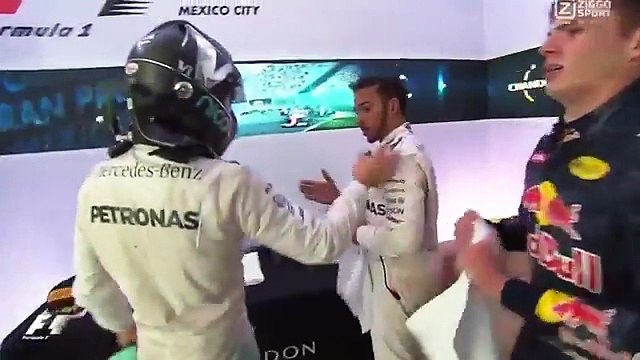 F1 - Messico, Verstappen tirato giù dal podio. Hamilton e Rosberg lo guardano attoniti