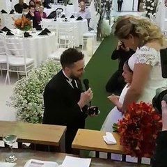 Un homme d'âge moyen fait sa demande à une jeune fille de 6 ans