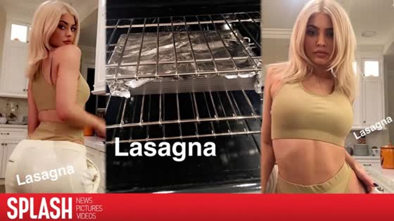 Kylie Jenner macht in Unterwäsche eine Lasagne