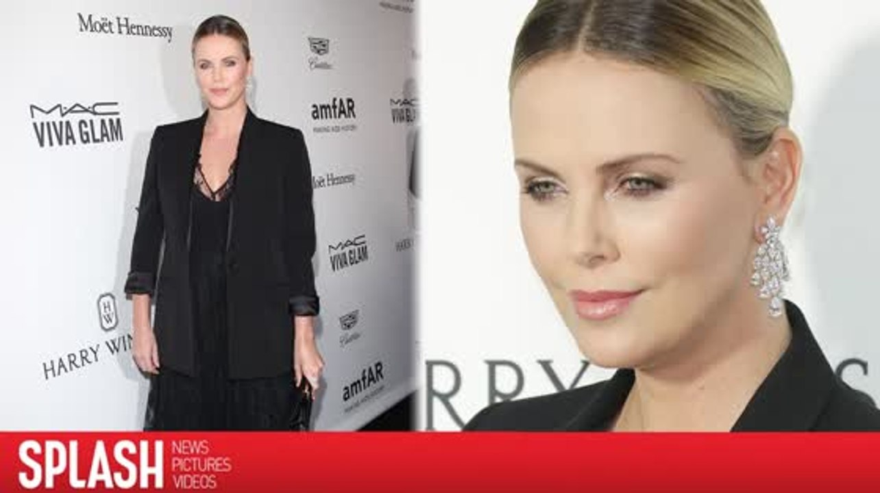 Charlize Theron zeigt sich mit 13,5 Kg mehr bei einem Event in Los Angeles