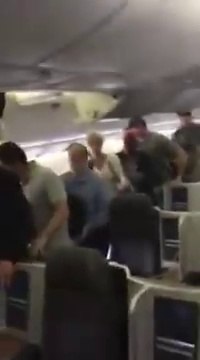 Evacuation musclée d'un avion enflammé à Chicago... Les gens sont bêtes