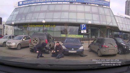 Ne jamais lâcher son sac quand un voleur à l'arrachée le veut !!