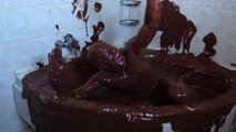 Il se baigne dans 300 litres de Nutella !!