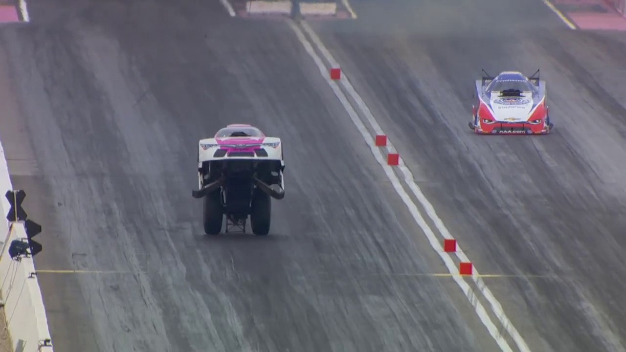 Cette voiture Dragster se soulève à 400km/h en course !!