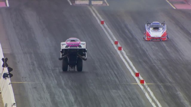 Cette voiture Dragster se soulève à 400km/h en course !!