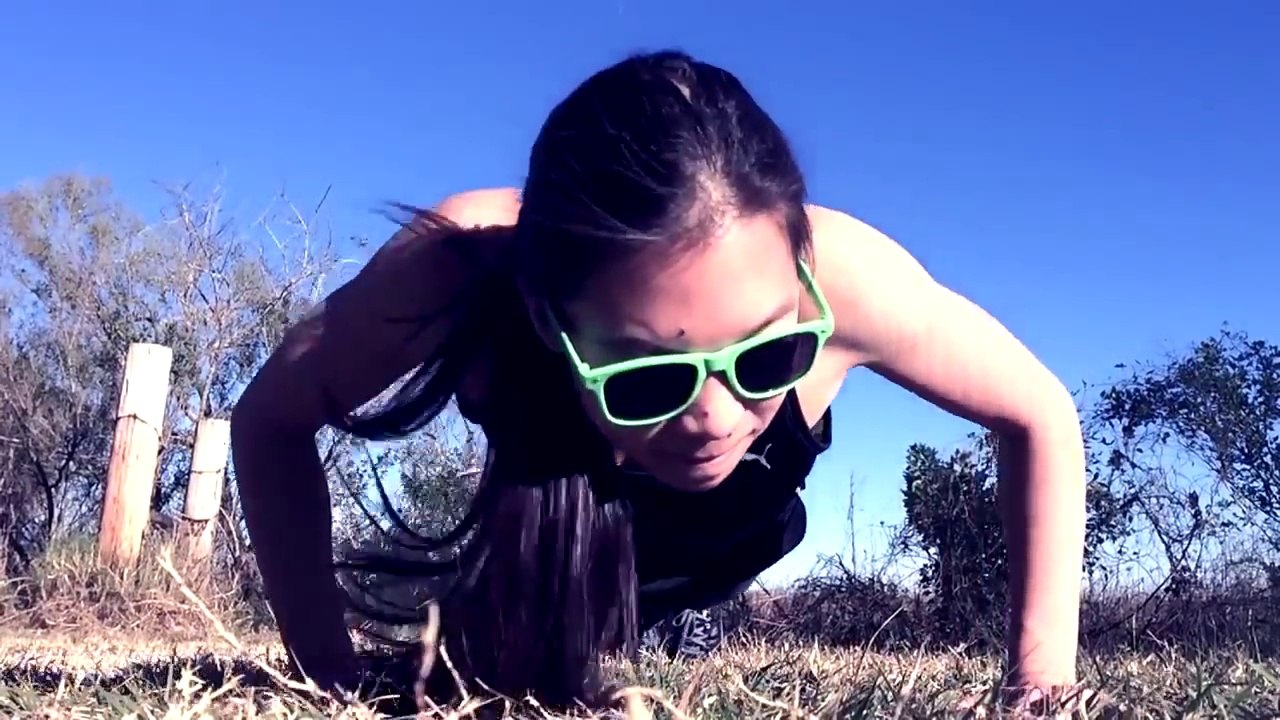 Elle apprend à faire des pompes claquées des mains en 100 jours !!