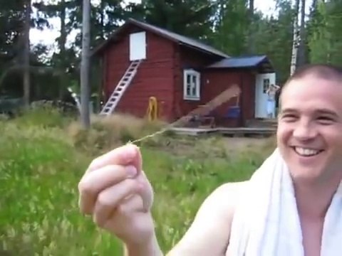 Cette mouche vole attachée à une ficelle !! Animal de compagnie ? LOL