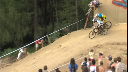 Download Video: Gagner une course en passant par dessus les autres VTT concurrents !